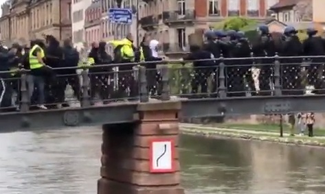 Екшън с камъни между "жълтите жилетки" и полицията в Страсбург (ВИДЕО)
