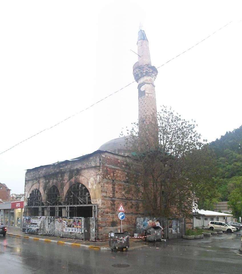 Силният вятър направи куп поразии в Кюстендил, бившата джамия не удържа на поривите