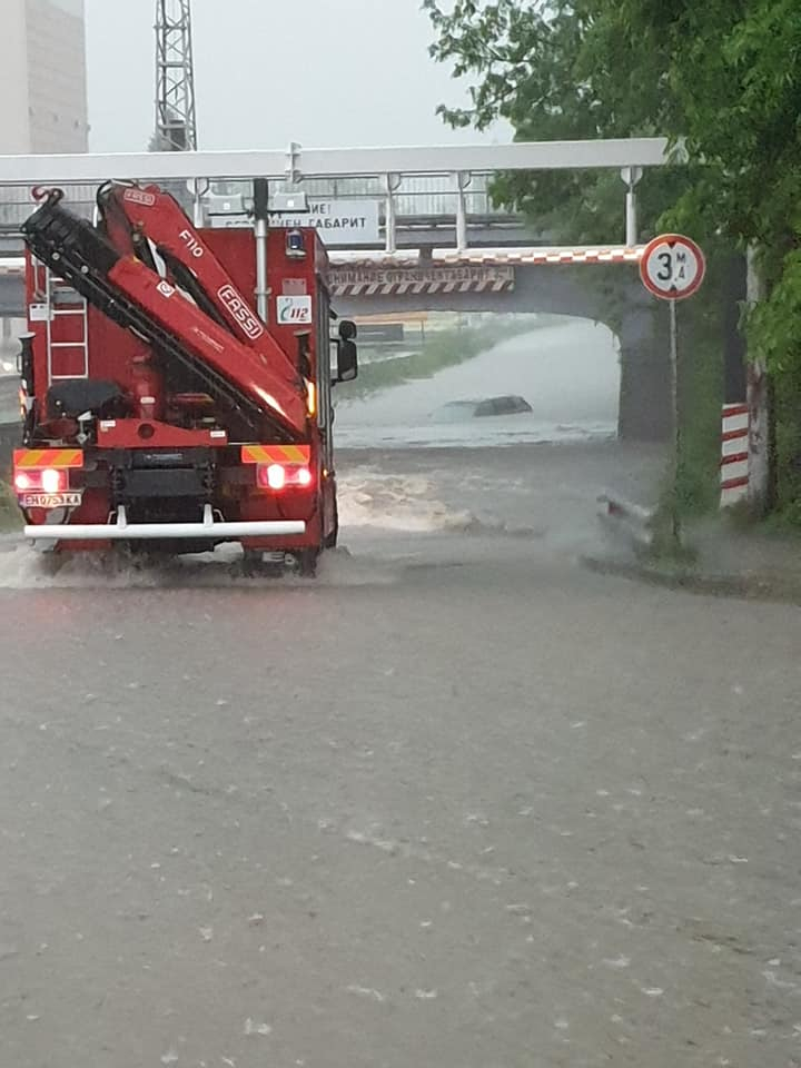 Плевен е под вода (СНИМКИ/ВИДЕО)