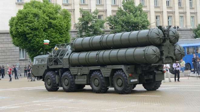 Внимание! Военни колони с танкове и ракети потеглят към София