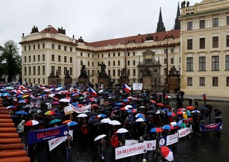 Хиляди излязоха на протест в Чехия (СНИМКИ)