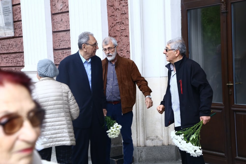 Репортаж в БЛИЦ: Прощаваме се с Виолета Гиндева, Ламбо я изпраща (СНИМКИ)