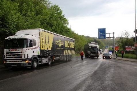 Два тира се удариха до Търново и затапиха зверски движението (СНИМКИ)