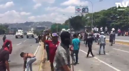 Хиляди се стичат към президентския дворец в Каракас, военният министър заплаши с... (ВИДЕО)