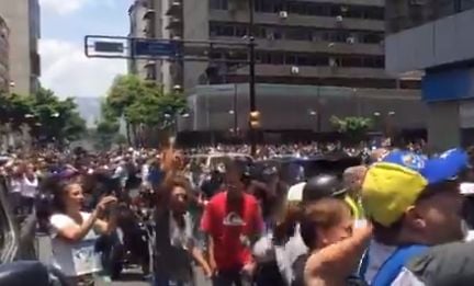 Хиляди се стичат към президентския дворец в Каракас, военният министър заплаши с... (ВИДЕО)