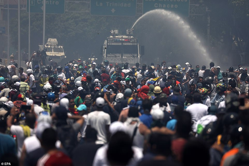 Информационна блокада от властите в Каракас заради протестите