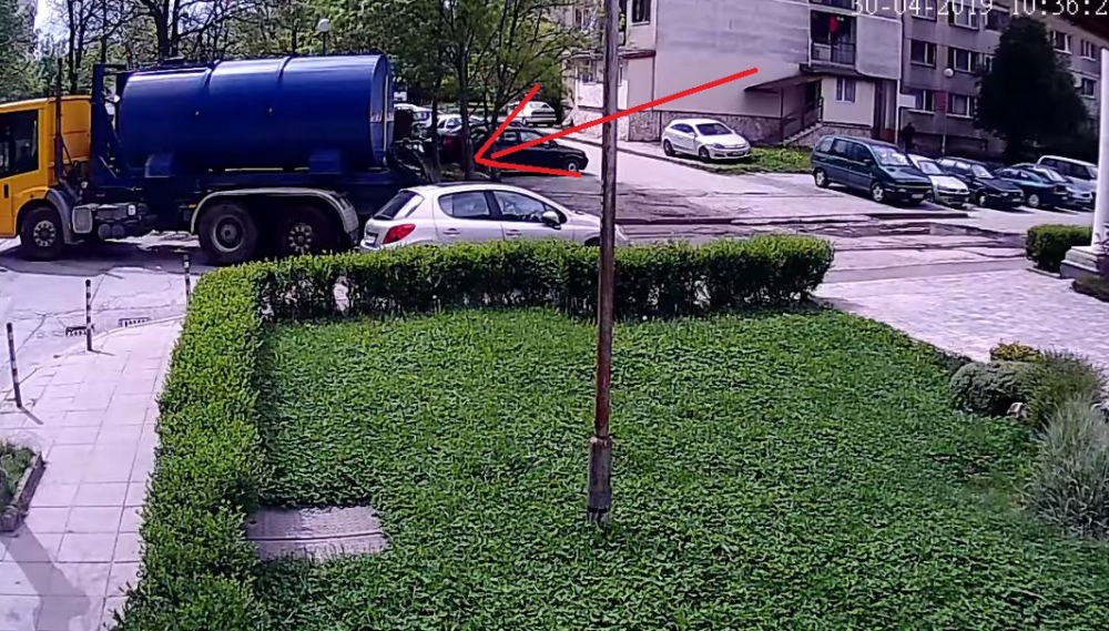 Само в БЛИЦ! Мрежата завря: Виновен ли е боклукчийският камион за тази голяма беля в София! (ВИДЕО/СНИМКИ)