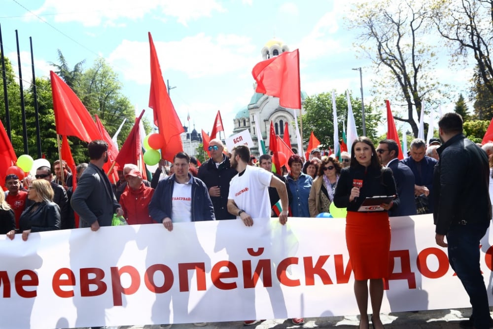 Фоторепортаж в БЛИЦ: Нинова и социалистите превзеха центъра на София! (ВИДЕО)