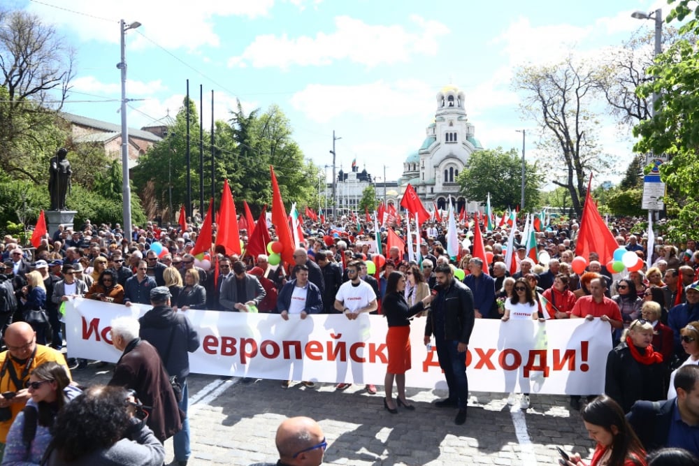 Фоторепортаж в БЛИЦ: Нинова и социалистите превзеха центъра на София! (ВИДЕО)