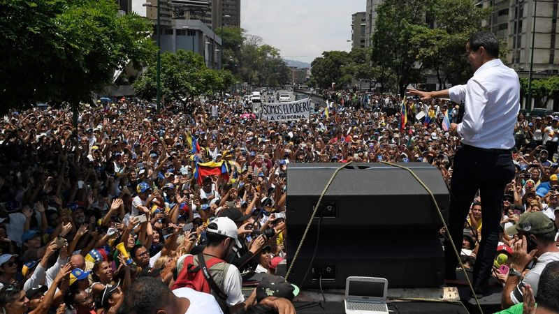 Втори ден по улиците на Каракас е страшно