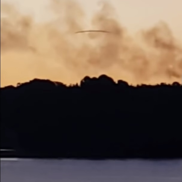 Австралийци заснеха необясним тъмен обект в небето (ВИДЕО)