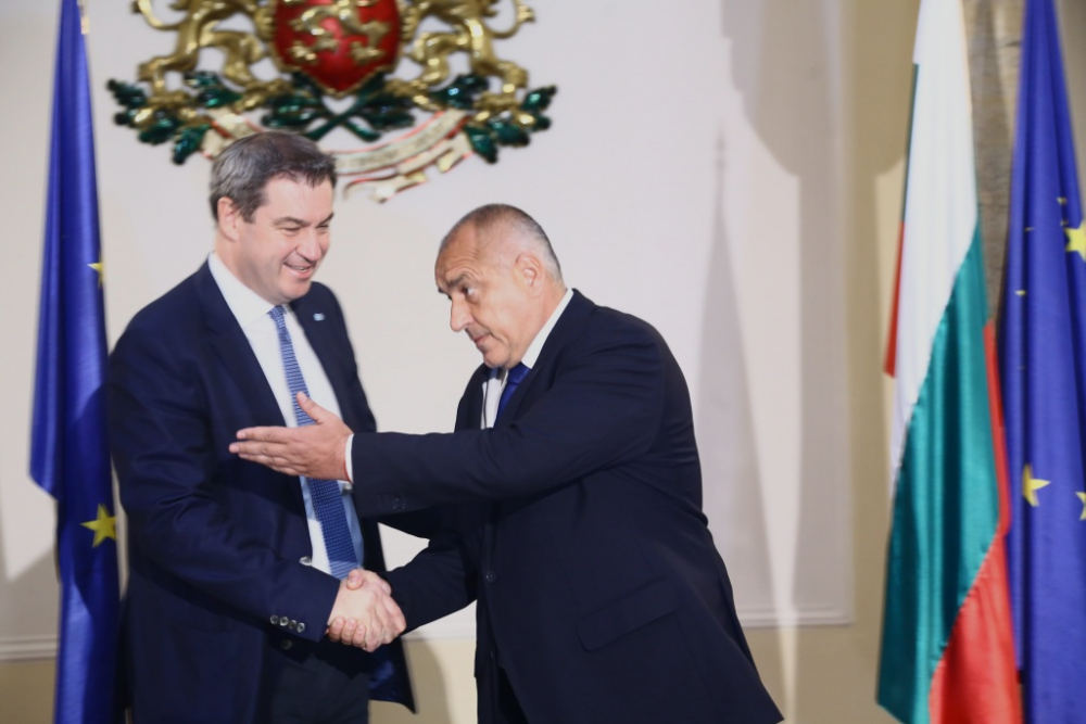 Борисов посрещна баварския премиер, но неканен гост опита да се шмугне на срещата (СНИМКИ)