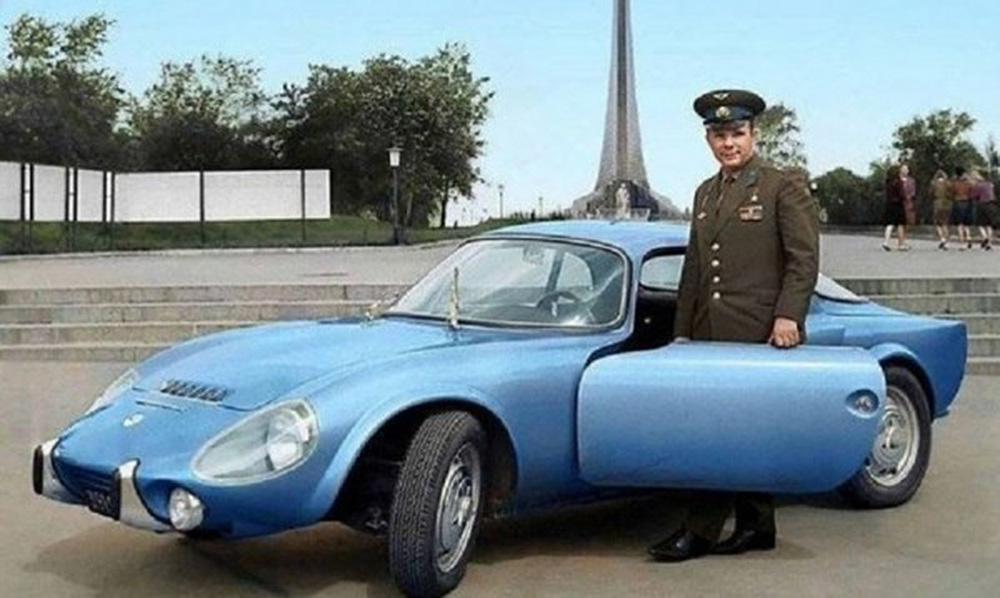 Красивият френски автомобил, на който Гагарин  се радва само година