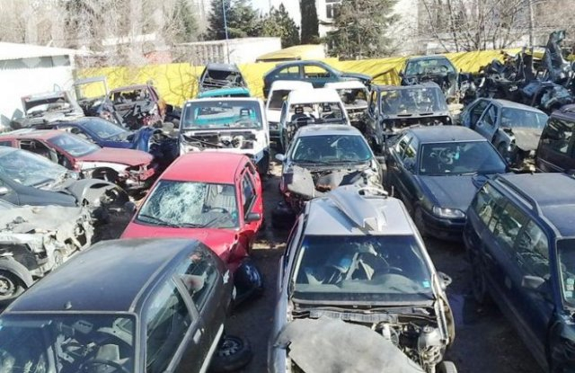 Схема: Автоджамбази изнасят хиляди бракувани коли на Изток