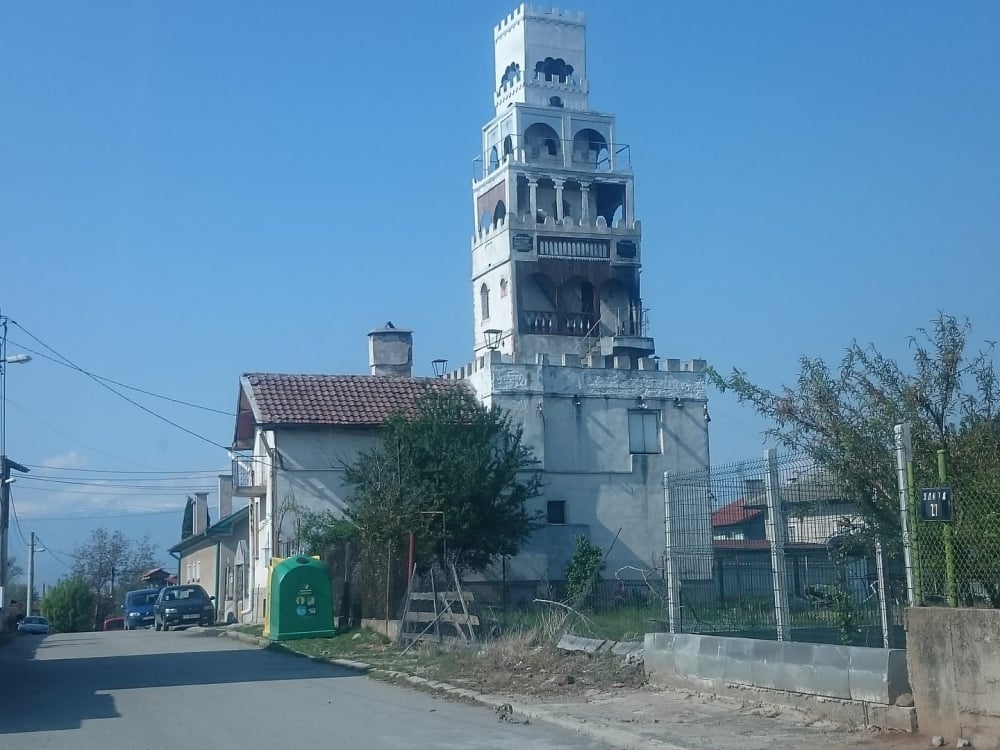 Само в БЛИЦ! Ново селско архитектурно чудо смая мрежата (СНИМКИ)