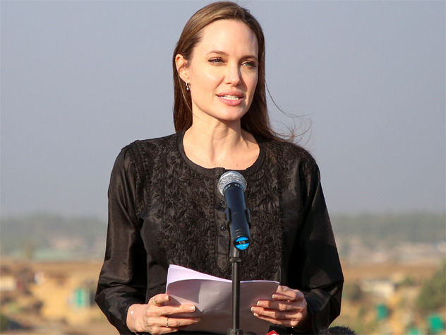 Холивуд в паника: Анджелина Джоли умира? Написа завещанието си! (СНИМКИ)