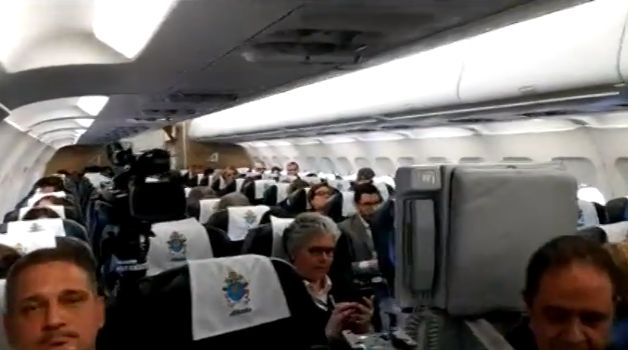 Ексклузивни КАДРИ от борда: Преди минути самолетът на папата...