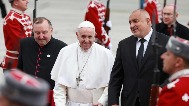 Зловеща конспирация, свързана с папата и Сатаната! Докато бил в България носел...
