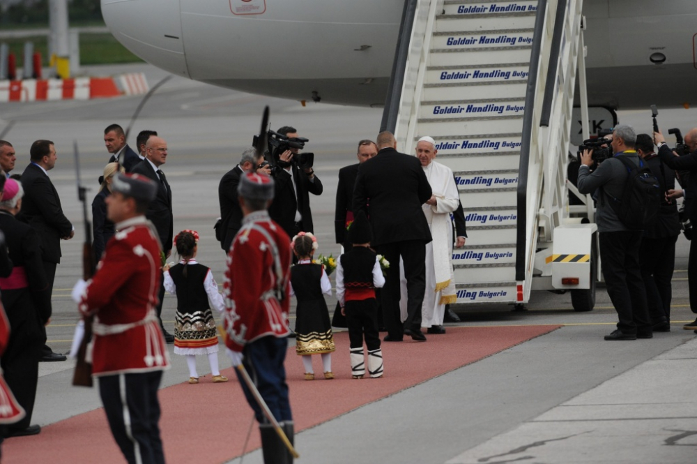 От последните минути: Папата вече е в България! Уникални КАДРИ