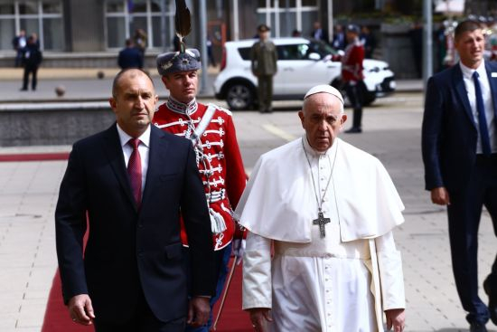 Радев посрещна Папа Франциск, влязоха в президентството през задния вход (СНИМКИ)