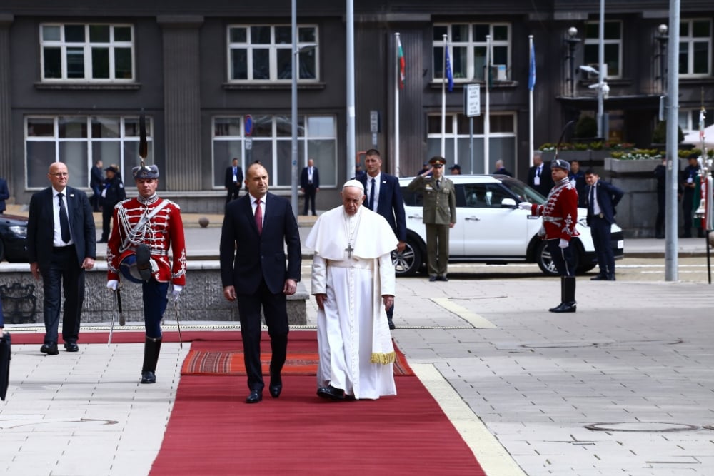 Президентът Радев направи голям гаф при срещата със Светия отец! (СНИМКИ)