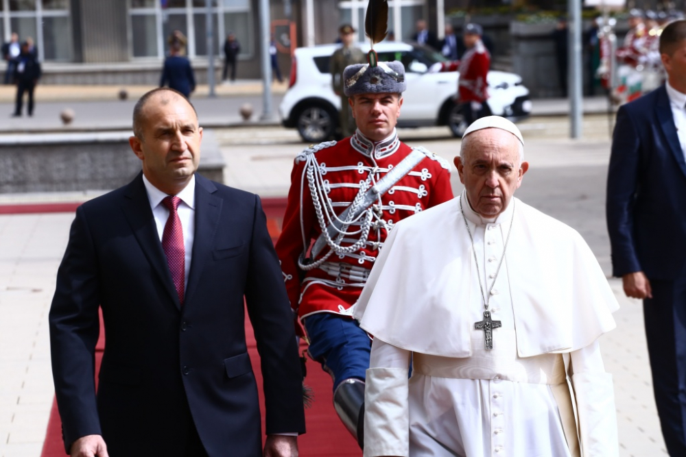 Първо в БЛИЦ! Деси Радева сподели странно ВИДЕО, свързано с папата и президента!