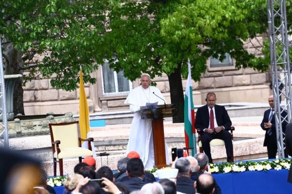 Президентът Радев направи голям гаф при срещата със Светия отец! (СНИМКИ)