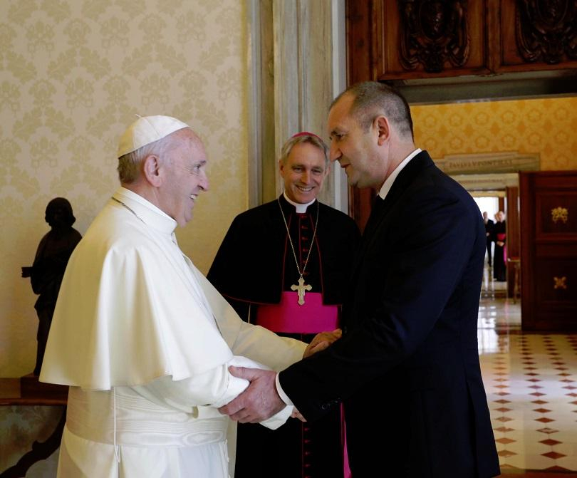 Ето защо Румен Радев не целуна пръстена на папата!