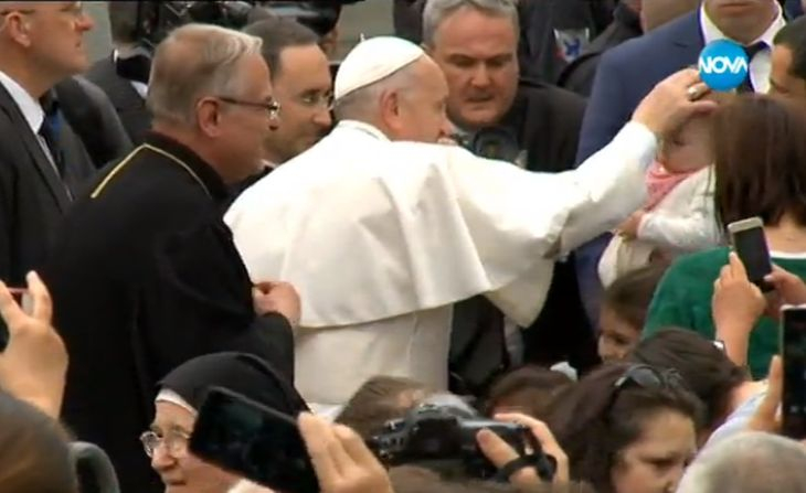 Папата взе решение, което шокира всички, охраната се видя в чудо! (СНИМКИ)