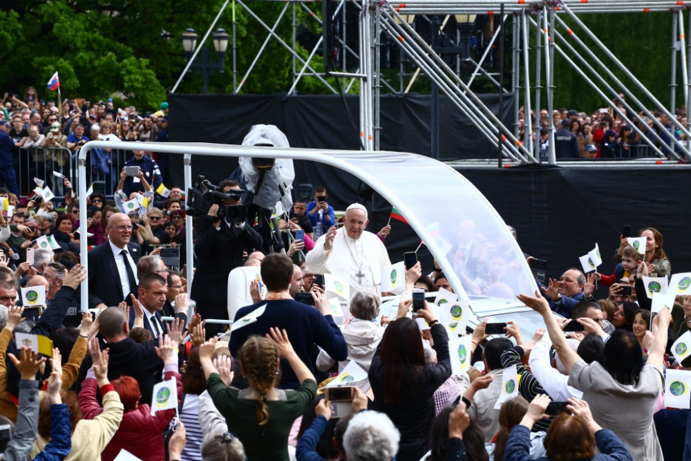 Фоторепортаж в БЛИЦ: Папата със силни думи пред хиляди на "Батенберг"
