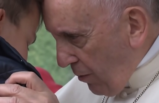 Кадри на папа Франциск и плачещо момченце трогнаха целия свят (ВИДЕО)