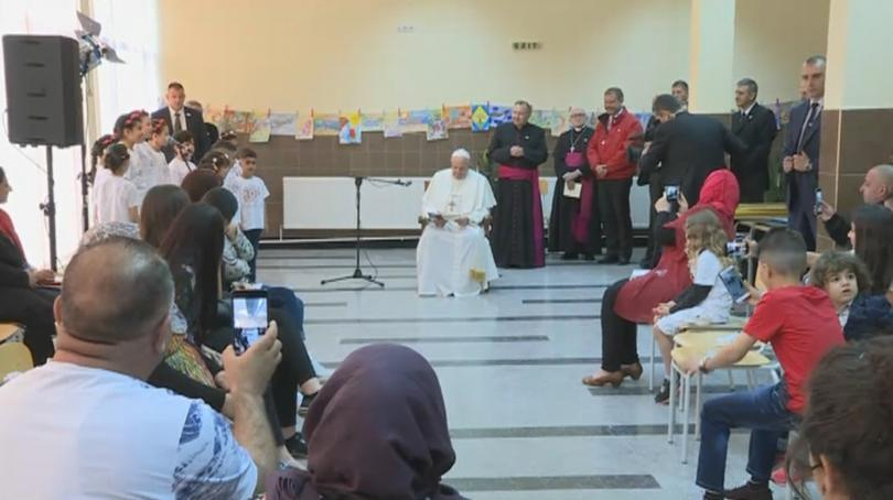 Папата към бежанците в центъра във "Враждебна": Молете се за мен!