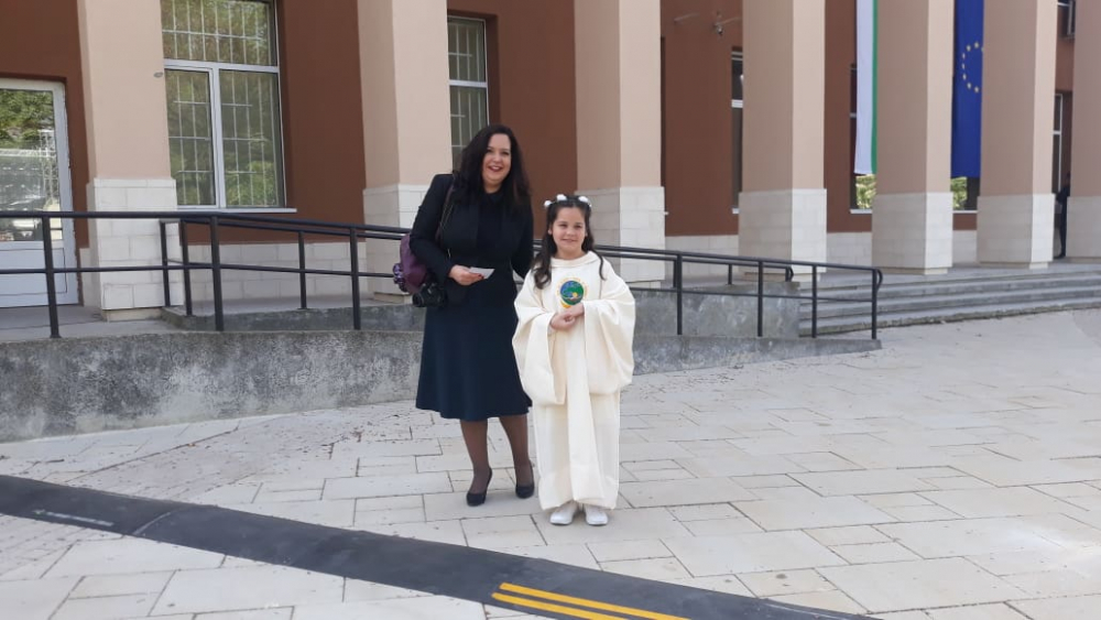 Прелест: Дечица в бели рокли изпълниха църквата в Раковски, чакат първото си причастие