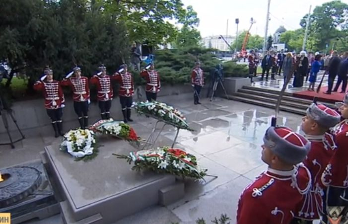 Започна тържественият водосвет на бойните знамена и знамената светини на Българската армия