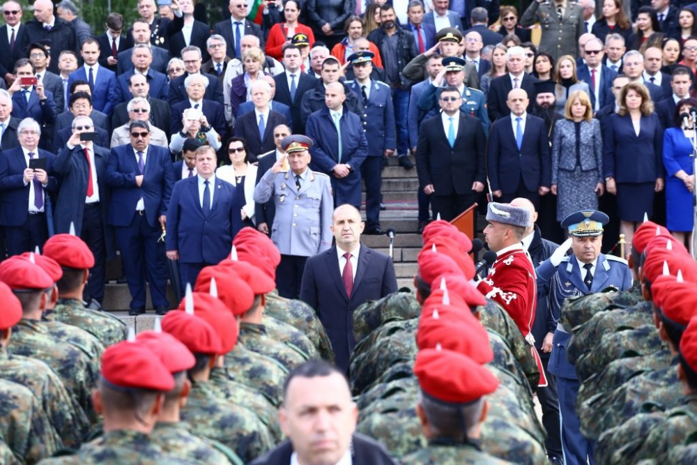 Фоторепортаж в БЛИЦ: Президентът Радев с пламенна реч за армията