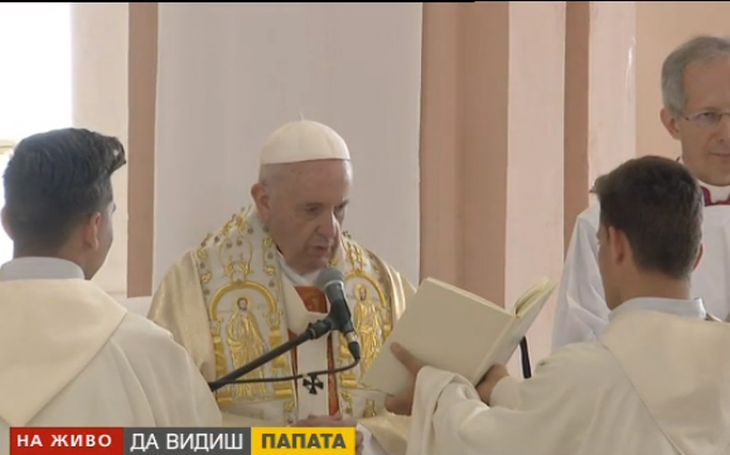 Първо причастие на българчета очи в очи с папа Франциск