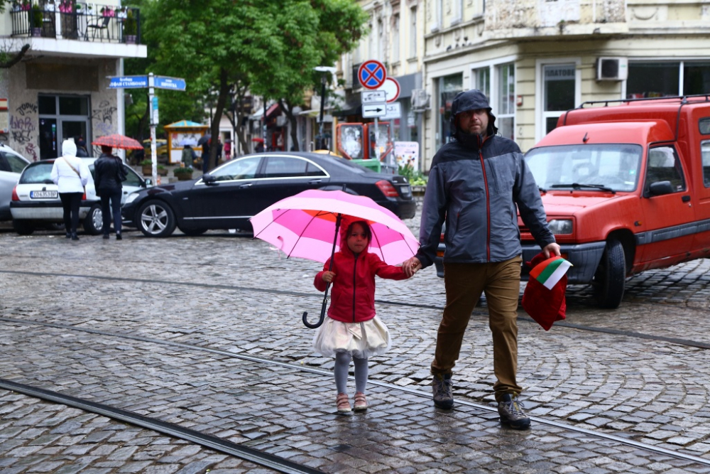 Лошото време няма край! Порои и градушки удрят половин България (КАРТА)