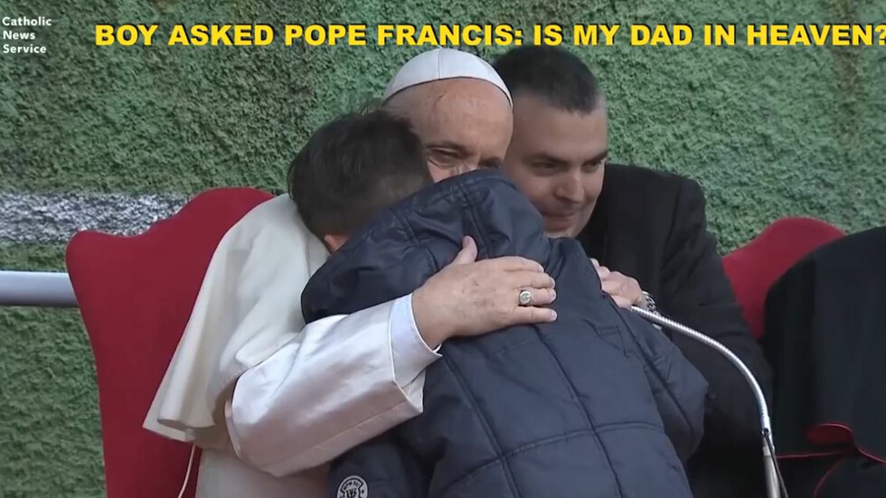 Светът онемя от това ВИДЕО с папа Франицск и плачещо момченце!