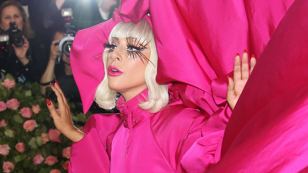 Лейди Гага направи стриптийз на червения килим и смая публиката (СНИМКИ/ВИДЕО)