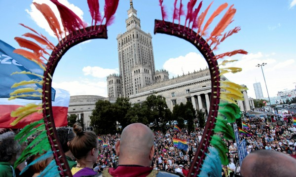 Полякиня принтира икона с гей дъга – грозят я две години затвор  