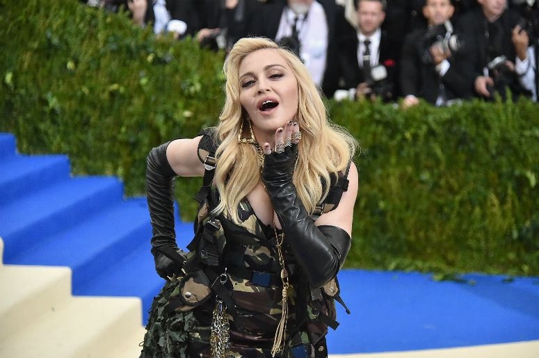 Мадона танцува ча-ча-ча с лесбийка и травестит (ВИДЕО)