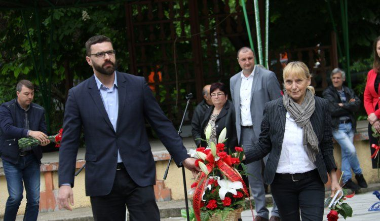 Елена Йончева: Еднокнижникът, който управлява България вече 10 години, ни води към Третия свят