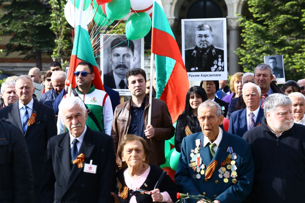 Фоторепортаж в БЛИЦ: Румен Радев положи венец пред Паметника на незнайния воин 