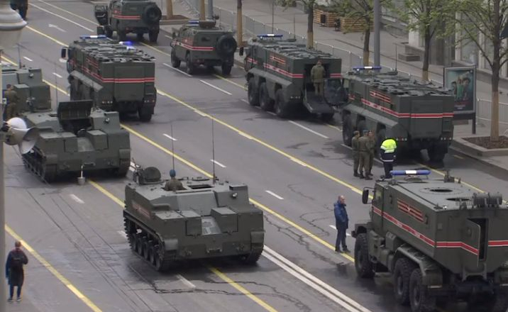 Военна техника превзе Червения площад в Москва (НА ЖИВО)