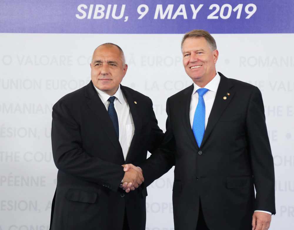 Президентът на Румъния посрещна Борисов на крака (СНИМКИ)