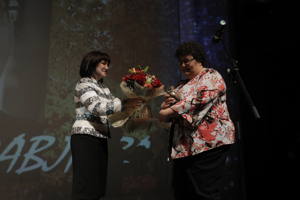 Цвета Караянчева връчи Националната награда „Константин Константинов” за принос в детското книгоиздаване на писателката Елена Павлова 