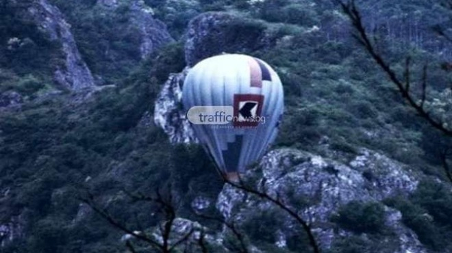 Балон с трима души се заклещи в скали в Родопите и стана страшно! (СНИМКИ/ВИДЕО)