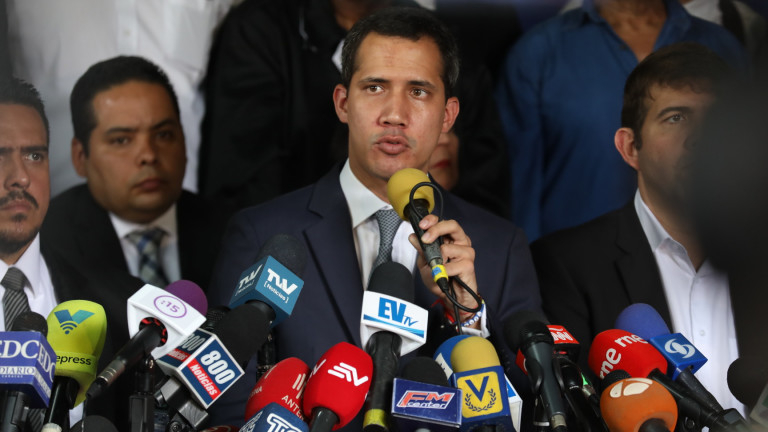 Венецуелски депутати се изпокриха по посолствата