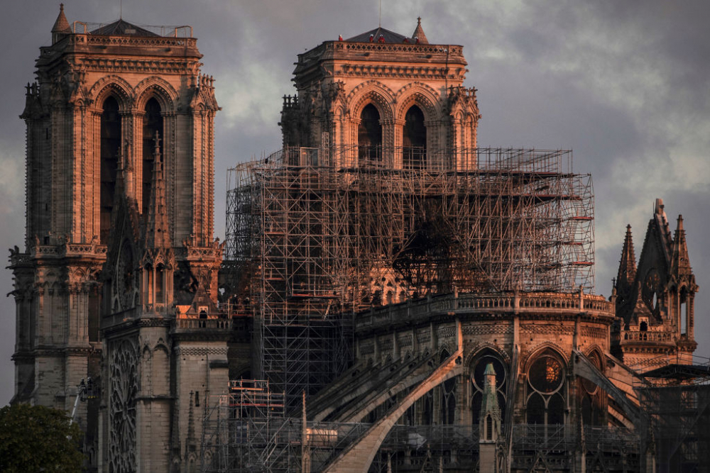 Френският парламент одобри закон за възстановяването на "Нотр Дам"
