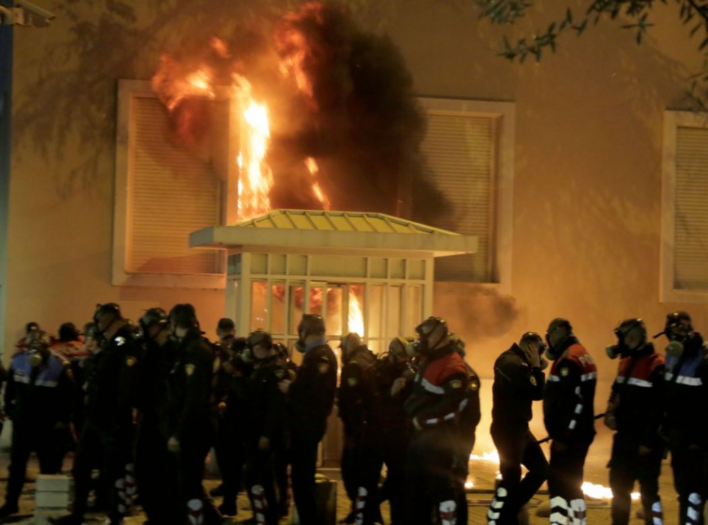 В Тирана е страшно! Градът пламна (СНИМКИ)
